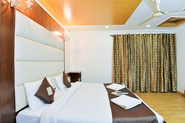 Bedroom in 3 BHK Apartment at Green Park – for Rent