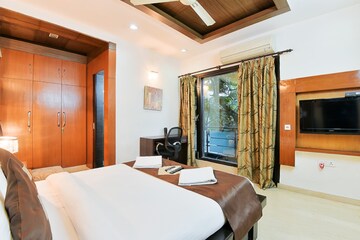 Bedroom in 3 BHK Apartment at Green Park – for Rent