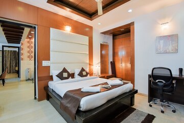 Bedroom in 3 BHK Apartment at Green Park – for Rent