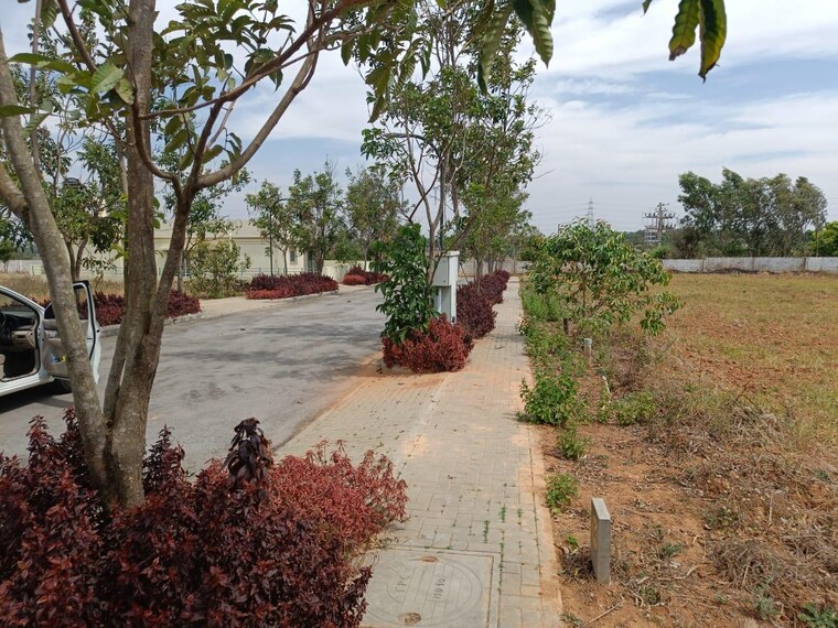 Garden, hebron-le-lexuz-stoneview-villas  1750 Sq.Yd. Plot In International Airport Road Bangalore 8901790