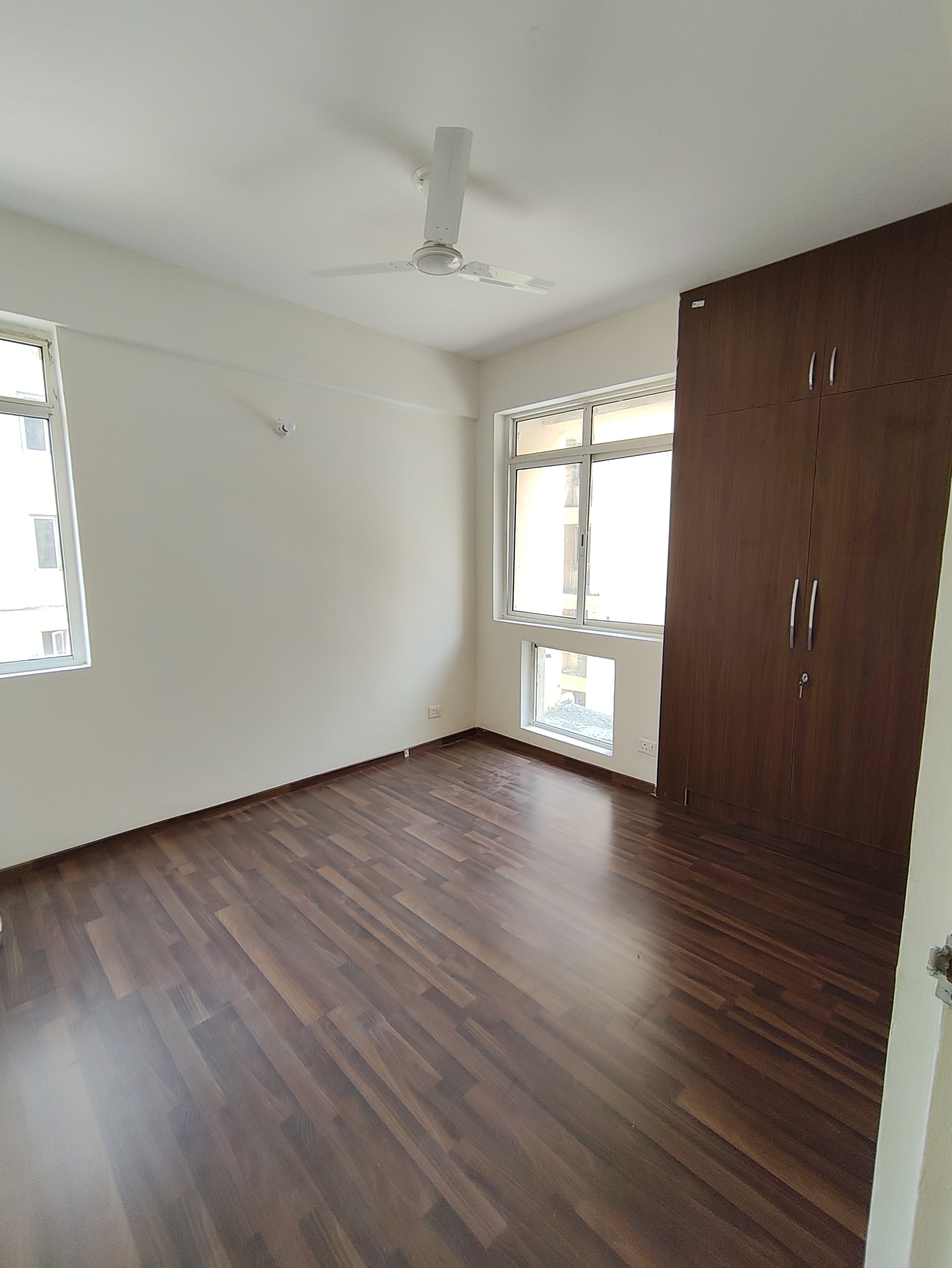 3 BHK + Servant Room Apartment For Rent in Jaypee Greens Kosmos