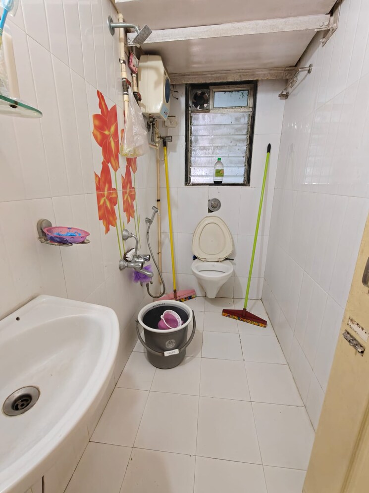 Bathroom, amann-akansha-heights 2 Bedroom 700 Sq.Ft. Apartment In Worli Mumbai 8901971