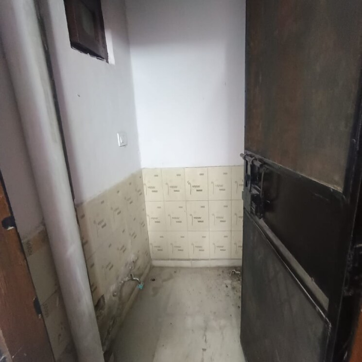 Bathroom, khirki extension 3 Bedroom 105 Sq.Yd. Builder Floor In Khirki Extension Delhi 8901977