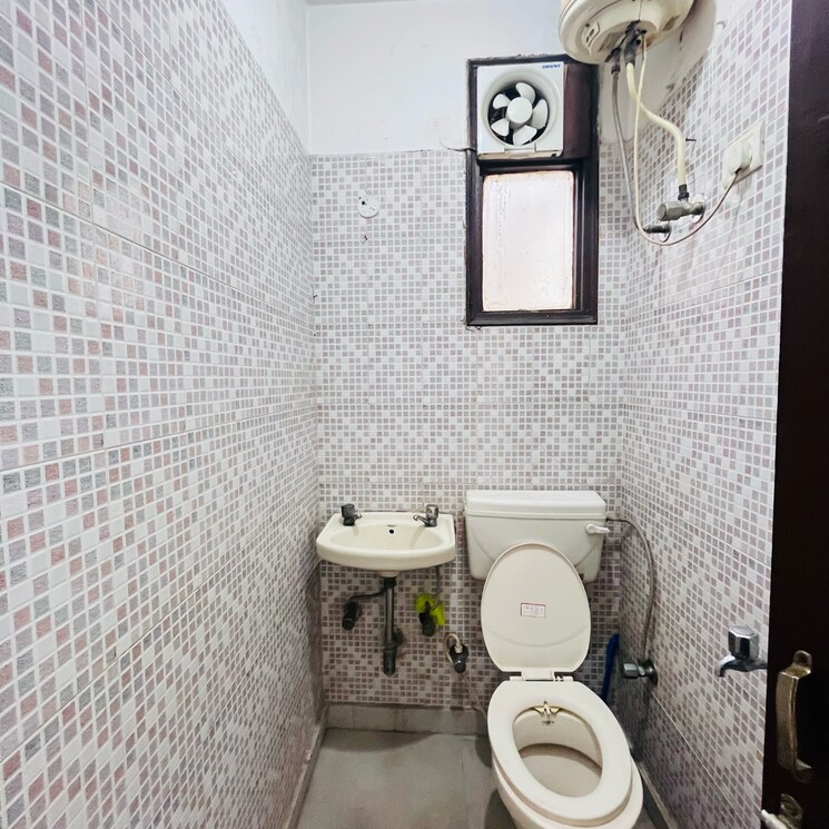 Bathroom, khirki extension 1 Bedroom 50 Sq.Yd. Builder Floor In Khirki Extension Delhi 8901985