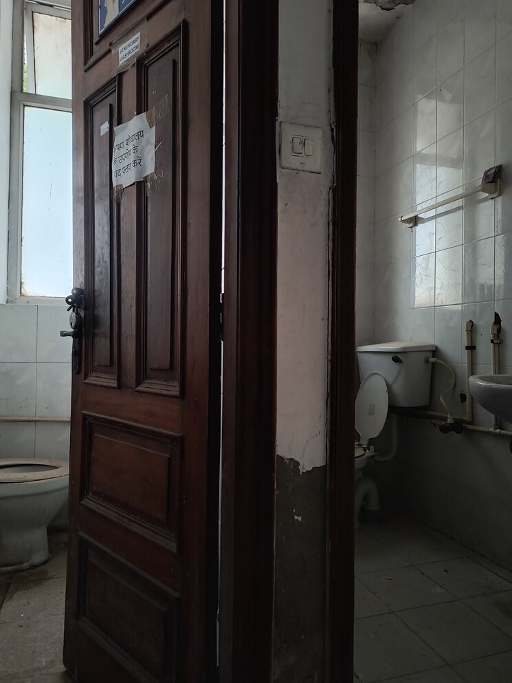 Washroom, sarita vihar Commercial Office Space 1250 Sq.Ft. In Sarita Vihar Delhi 8902075