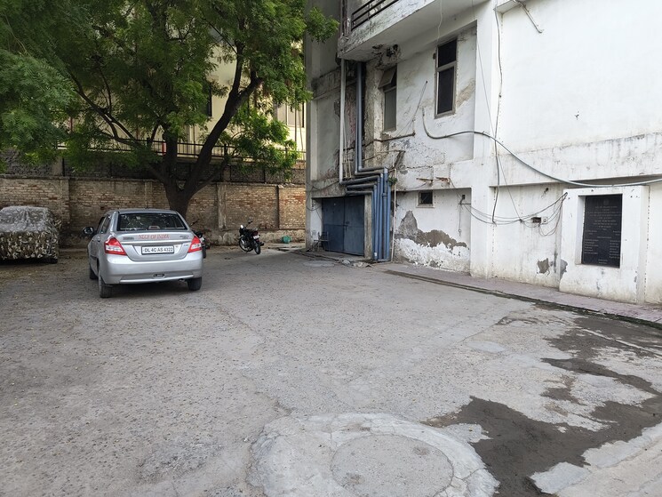  Parking, sarita vihar Commercial Office Space 1250 Sq.Ft. In Sarita Vihar Delhi 8902075