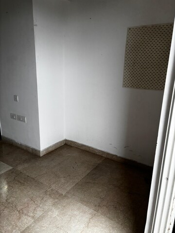 Room in 3.5 BHK Apartment at Sheth Avalon, Laxmi Nagar – for Rent
