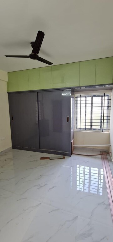 Room in 5 BHK Apartment at Hbr Layout – for Sale