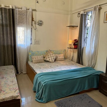 Bedroom in 2 BHK Apartment at Friends Apartment Bandra West, B Block Bkc – for Rent