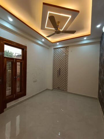 Room in 3 BHK Builder Floor at Shakti Khand – for Rent