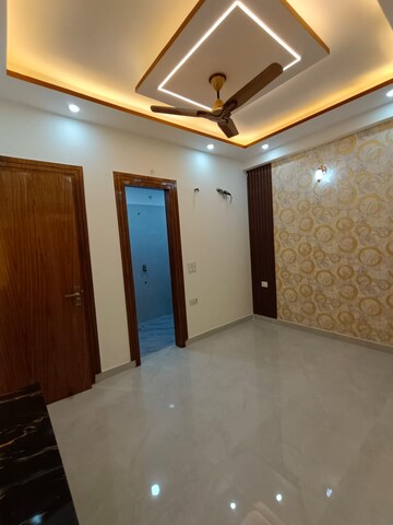 Room in 3 BHK Builder Floor at Shakti Khand – for Rent