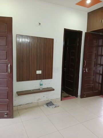 Room in 2 BHK Builder Floor at Sector 18 – for Rent