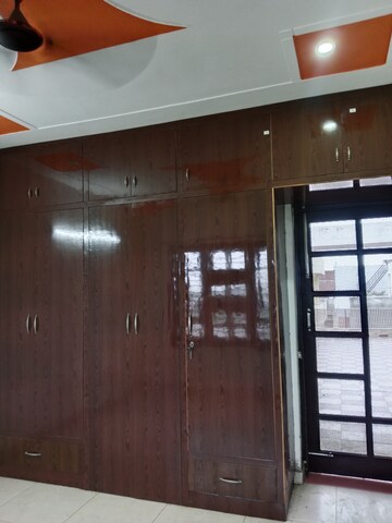 Room in 2 BHK Builder Floor at Sector 18 – for Rent