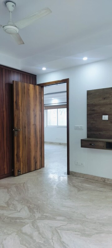 Room in 3 BHK Apartment at Jahaz Apartments, Paschim Vihar – for Rent