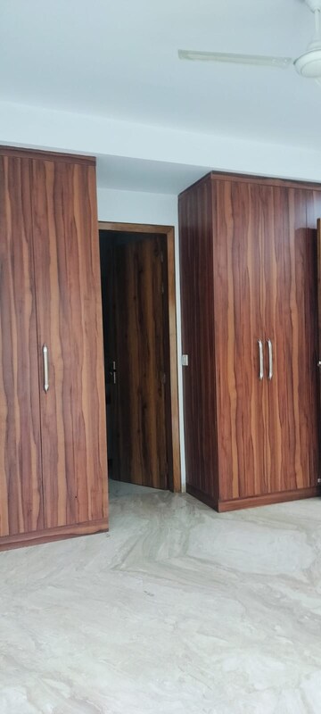 Room in 3 BHK Apartment at Jahaz Apartments, Paschim Vihar – for Rent