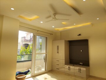 Room in 3 BHK Apartment at Shubh Niketan Apartments, Paschim Vihar – for Rent