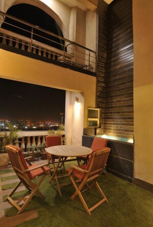 Living Room in 5 BHK Penthouse at Amrapali Sapphire, Sector 45 – for Sale