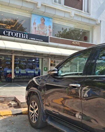  Showroom For Rent in Connaught Place