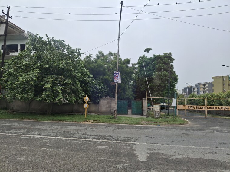 Garden, sector 11  530 Sq.Mt. Plot In Sector 11 Noida 8902361