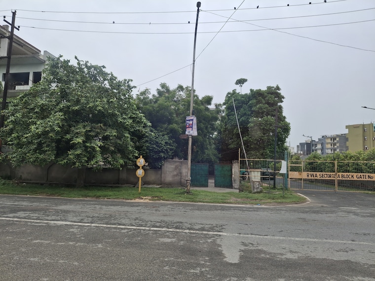 Garden, sector 11  530 Sq.Mt. Plot In Sector 11 Noida 8902361