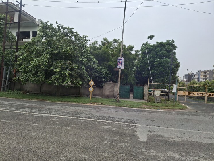 Garden, sector 11  530 Sq.Mt. Plot In Sector 11 Noida 8902361