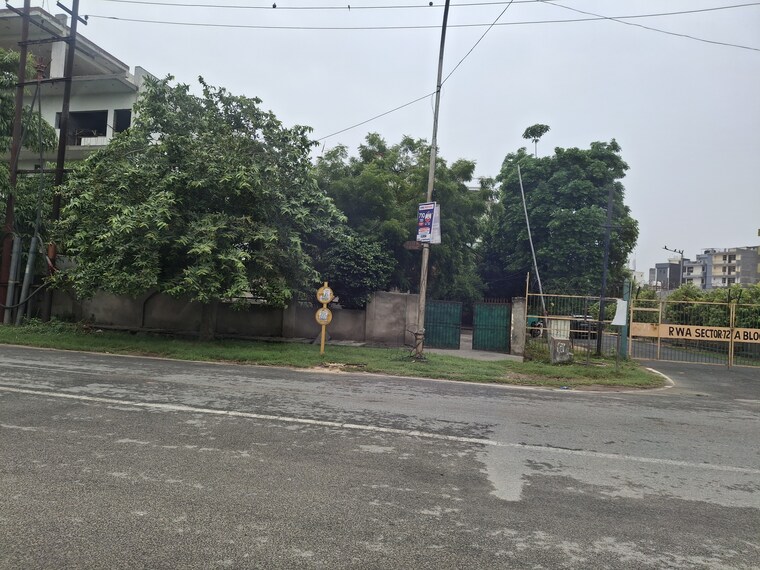 Garden, sector 11  530 Sq.Mt. Plot In Sector 11 Noida 8902361