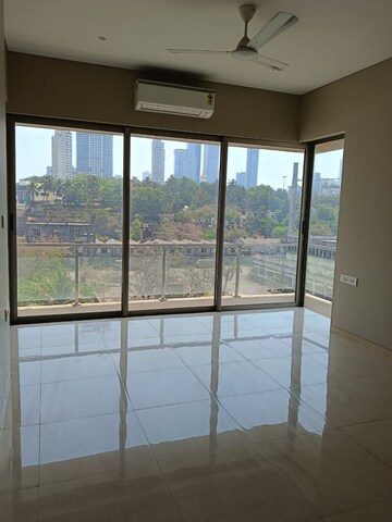 Room in 3 BHK Apartment at Worli Sea Face – for Rent