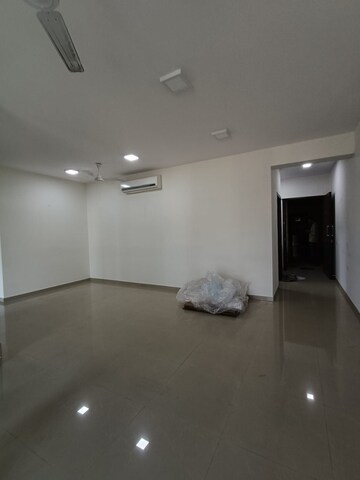 Room in 3 BHK Apartment at Oberoi Realty Woods, Goregaon East – for Rent