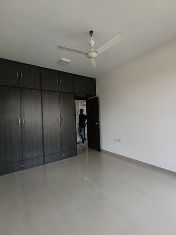Room in 3 BHK Apartment at Oberoi Realty Woods, Goregaon East – for Rent
