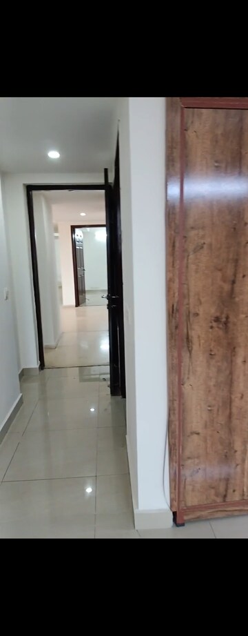 Building Lobby in 3.5 BHK Apartment at Unitech Escape, Sector 50 – for Rent