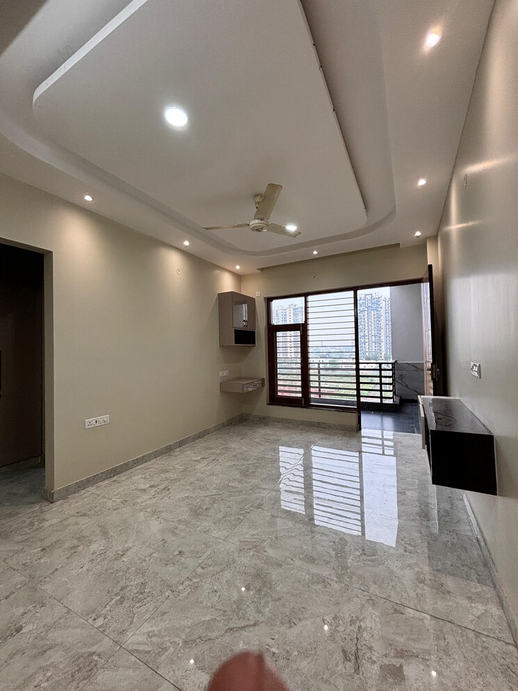 Room, sector 76 4 Bedroom 250 Sq.Yd. Builder Floor In Sector 76 Faridabad 8902790