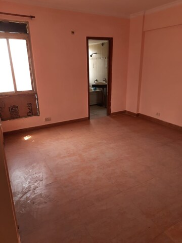 Room in 2 BHK Apartment at Surya Lake View Apartment, Gomti Nagar – for Rent