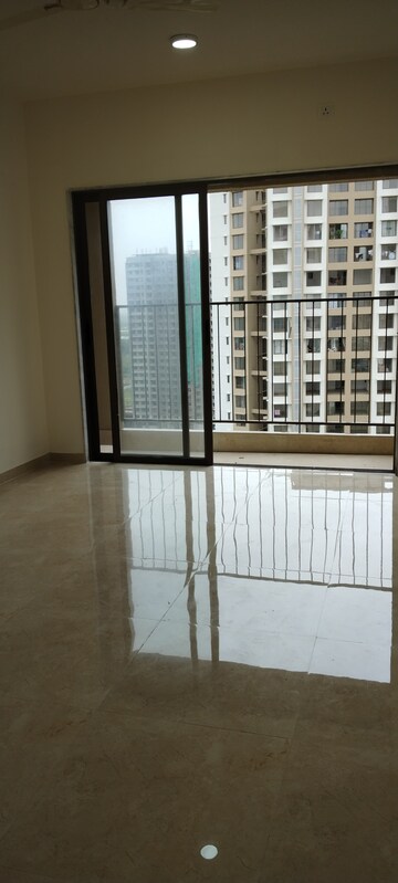 Room in 3 BHK Apartment at Sunteck Maxxworld, Tivri – for Rent