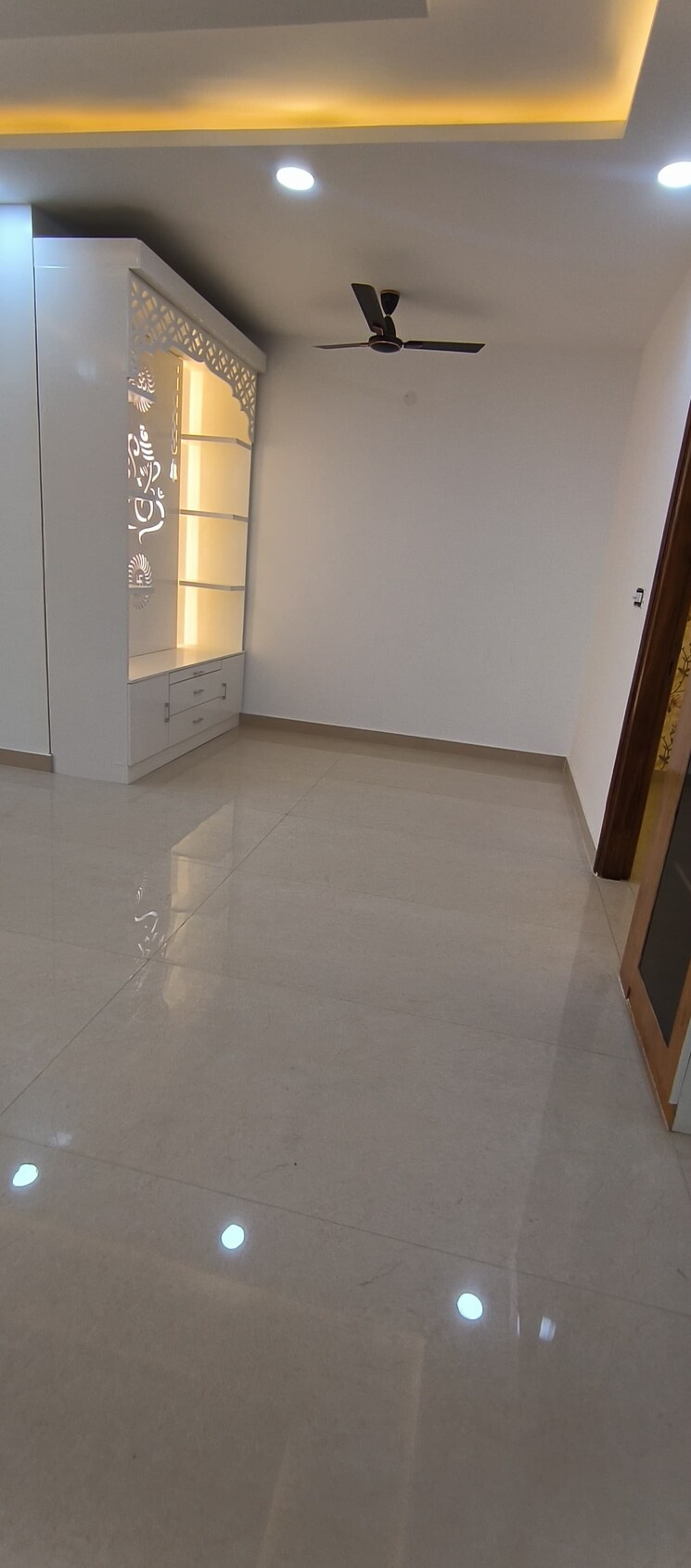 Room, parklands 4 Bedroom 250 Sq.Yd. Builder Floor In Sector 85 Faridabad 8902872