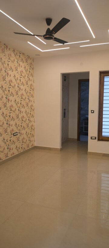Room in 4 BHK Builder Floor at Parklands, Sector 85 – for Sale