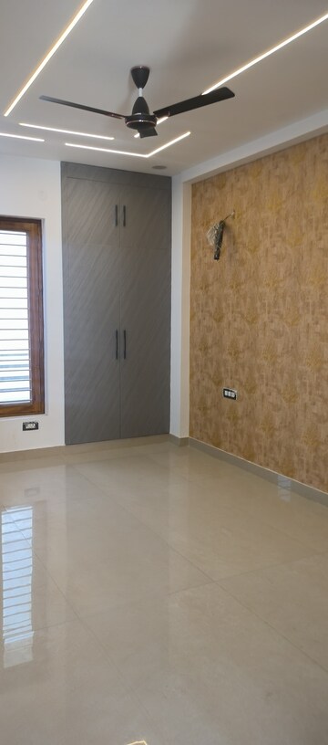 Room in 4 BHK Builder Floor at Parklands, Sector 85 – for Sale