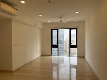 Room in 2 BHK Apartment at Lodha The Park, Worli – for Rent