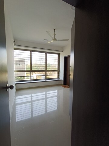 Room in 3 BHK Apartment at Oberoi Realty Woods, Goregaon East – for Rent