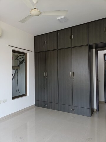Room in 3 BHK Apartment at Oberoi Realty Woods, Goregaon East – for Rent