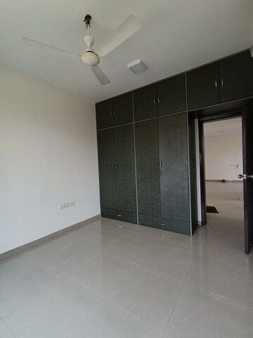 Room in 3 BHK Apartment at Oberoi Realty Woods, Goregaon East – for Rent