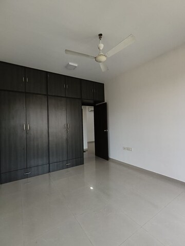 Room in 3 BHK Apartment at Oberoi Realty Woods, Goregaon East – for Rent