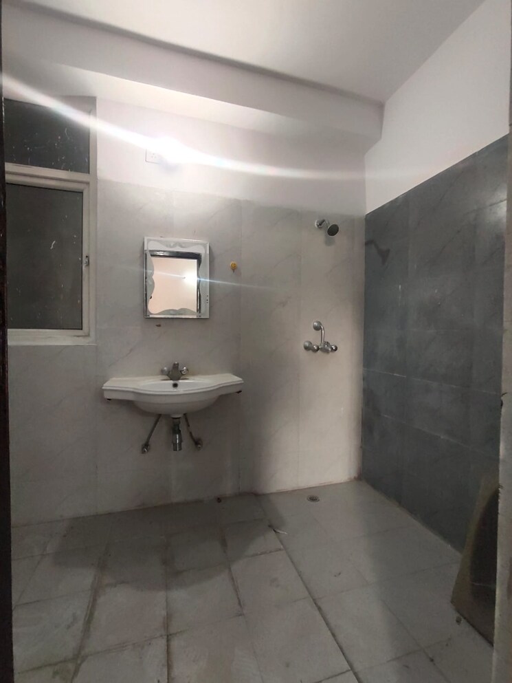 Bathroom, ramprastha-pearl-court 4 Bedroom 2200 Sq.Ft. Apartment In Vaishali Sector 7 Ghaziabad 8903117
