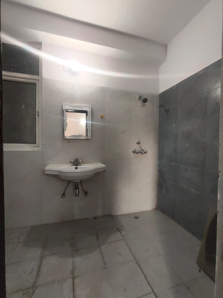 Bathroom, ramprastha-pearl-court 4 Bedroom 2200 Sq.Ft. Apartment In Vaishali Sector 7 Ghaziabad 8903117