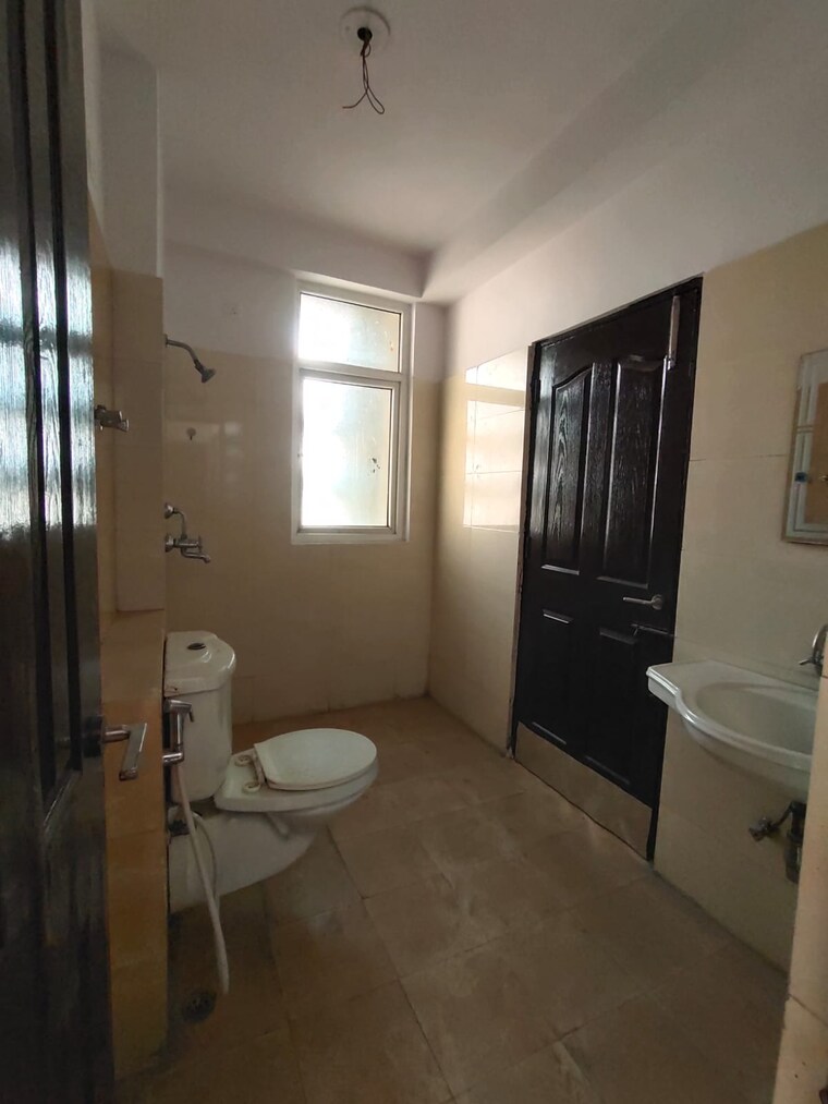 Bathroom, ramprastha-pearl-court 4 Bedroom 2200 Sq.Ft. Apartment In Vaishali Sector 7 Ghaziabad 8903117
