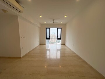 Room in 2 BHK Apartment at Lodha The Park, Worli – for Rent
