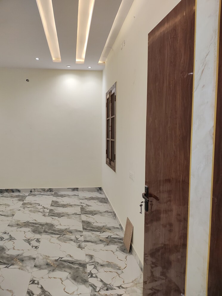 Room, indira nagar 3 Bedroom 1500 Sq.Ft. Villa In Indira Nagar Lucknow 8903286