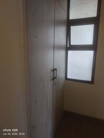 Room in 4 BHK Apartment at Vipul Belmonte, Sector 53 – for Rent