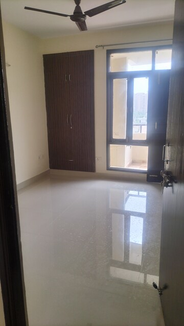 Room in 2.5 BHK Apartment at SRS Royal Hills, Sector 87 – for Rent