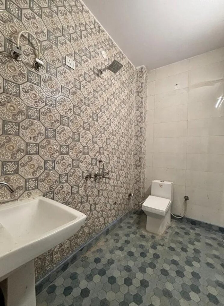 Bathroom, sector 33 3.5 Bedroom 1350 Sq.Ft. Builder Floor In Sector 33 Faridabad 8903538