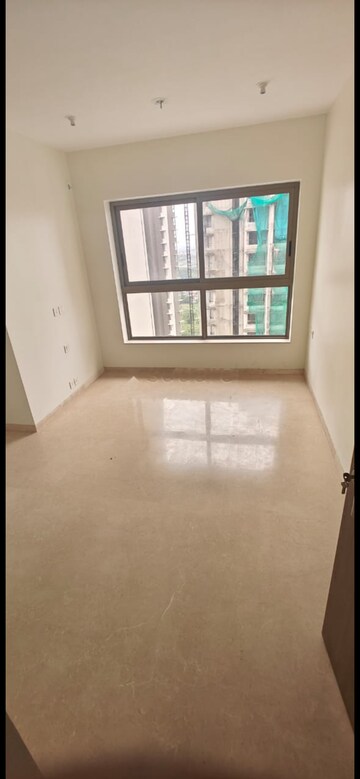 Room in 2 BHK Apartment at Kalpataru Paramount, Kapur Bawdi – for Rent